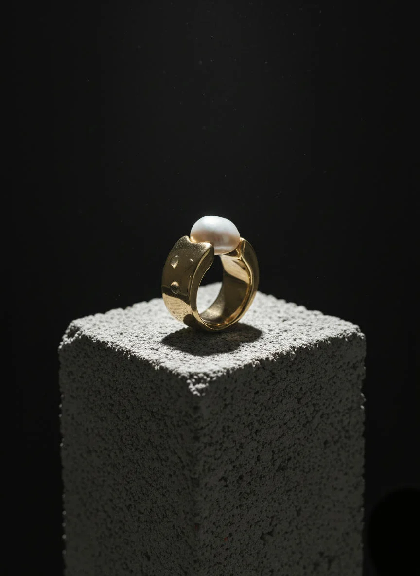 Virtuelle Produktfotografie Goldener Ring auf Sockel